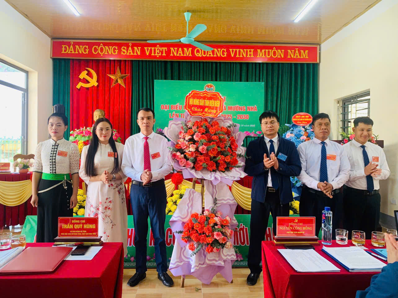 Tr-n-Qu-H-ng-t-ng-hoa-ch-c-m-ng-i-h-i.jpg